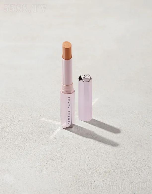 Fenty Beauty�z�qС�����F�־Æ���ڼt��а���̲��ң���ʵ��ɫչ�F(xi��n)���ӵ�����