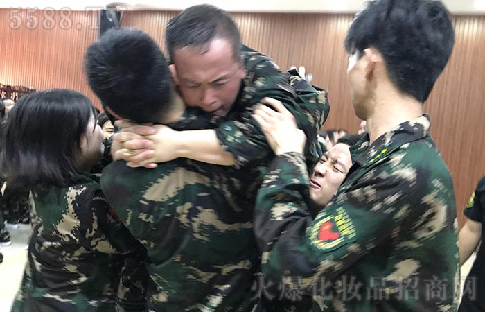 人心齊泰山移，齊心協(xié)力創(chuàng)奇跡