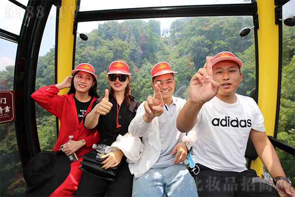 һ���ˣ�һ�l����һ������һ��ǰ�M��