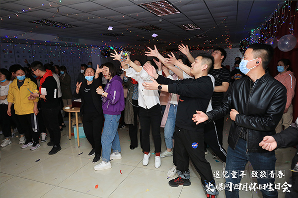 “追憶童年·致敬青春”火爆網(wǎng)4月懷舊生日會圓滿舉辦 “追憶童年·致敬青春”火爆網(wǎng)4月懷舊生日會圓滿舉辦